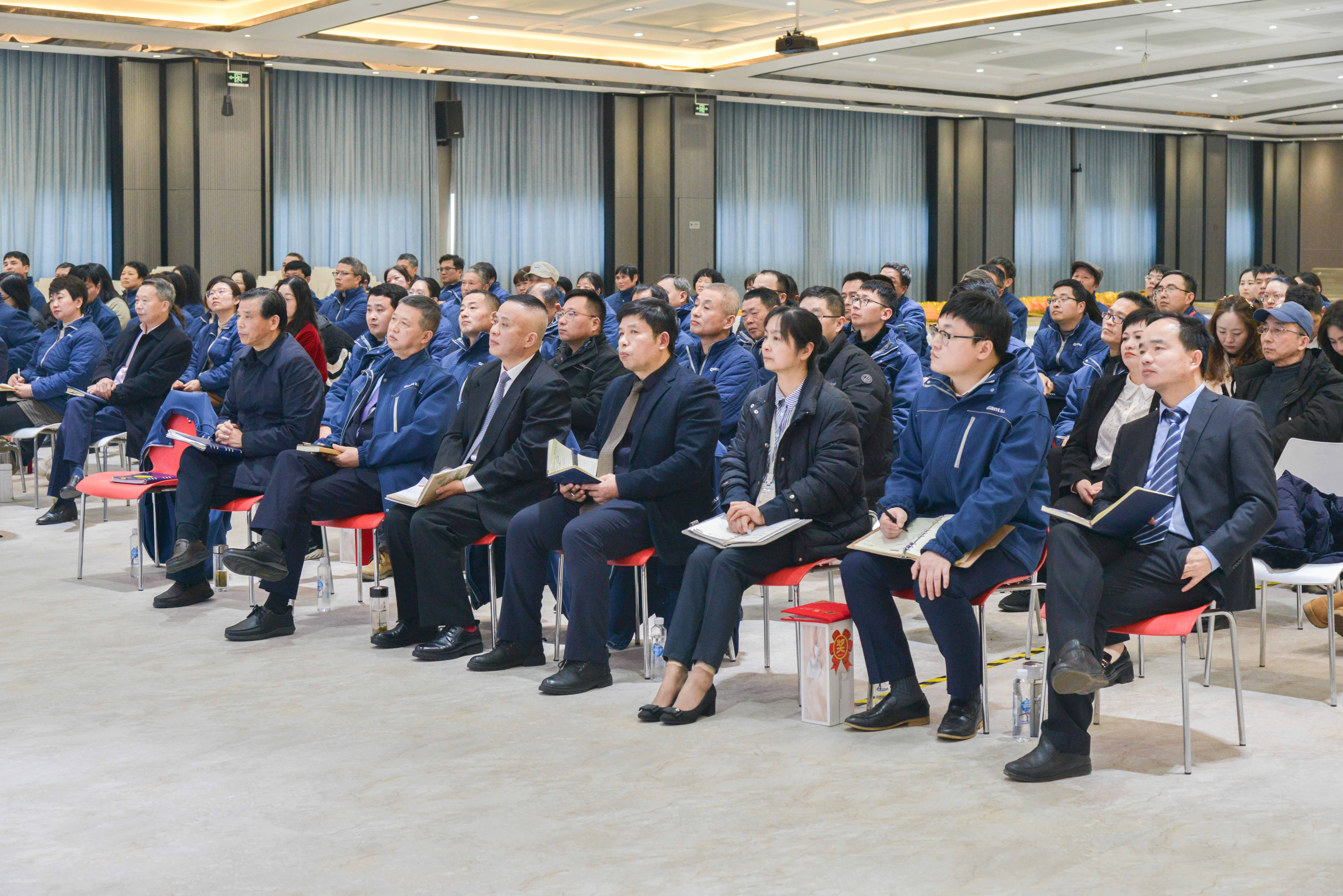 破風(fēng)浪 共揚(yáng)帆——巨人集團(tuán)公司召開2024迎春大會